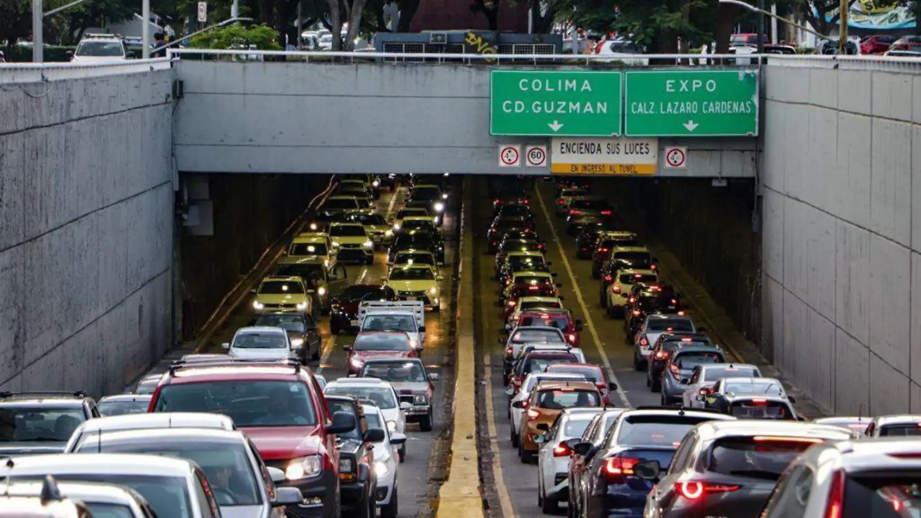 Carga vehicular en la avenida López Mateos